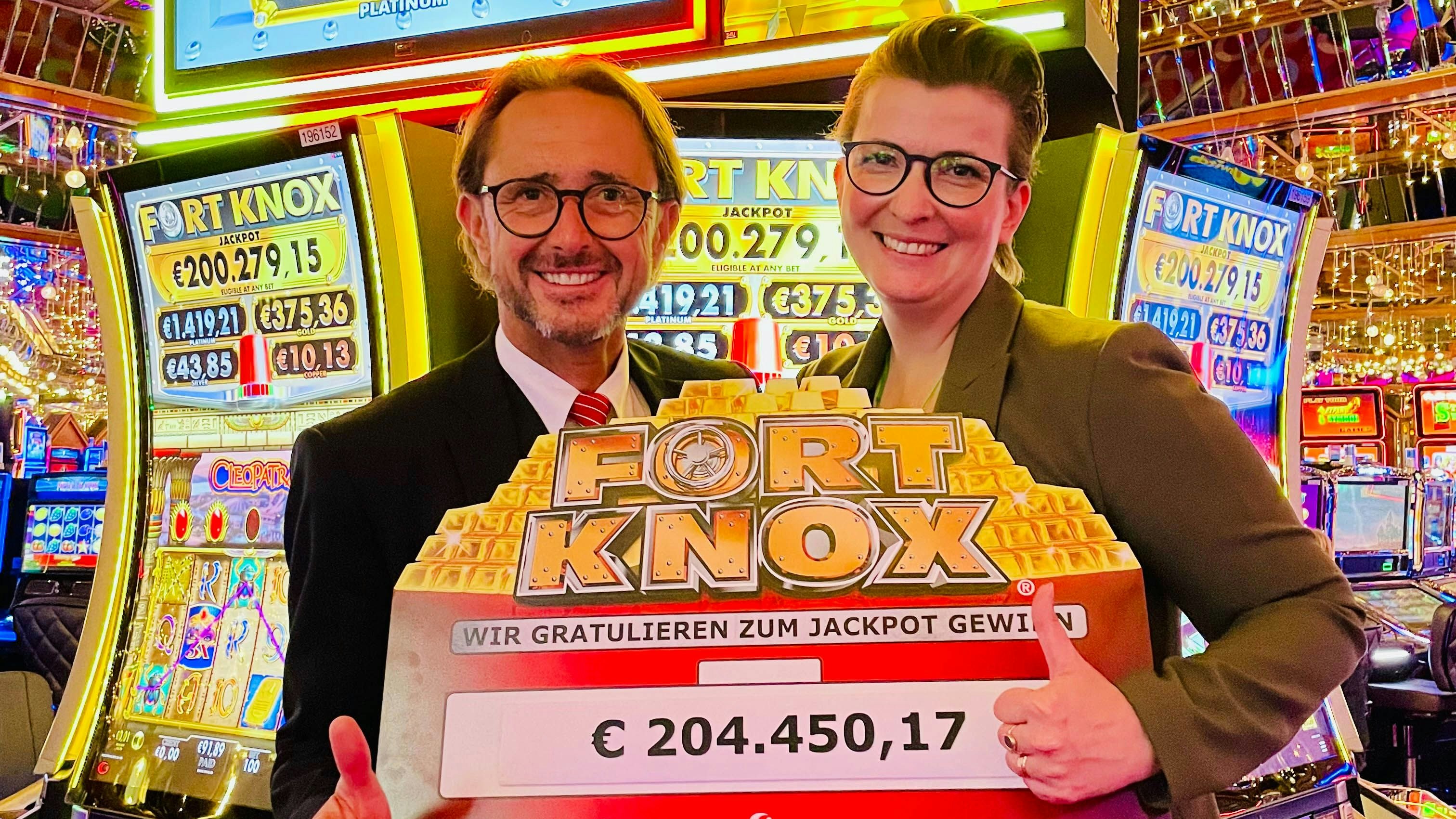 Casino Velden Floormanager Peter Kühberger und Casino Direktorin Marion Roseneder freuen sich mit dem Gewinner