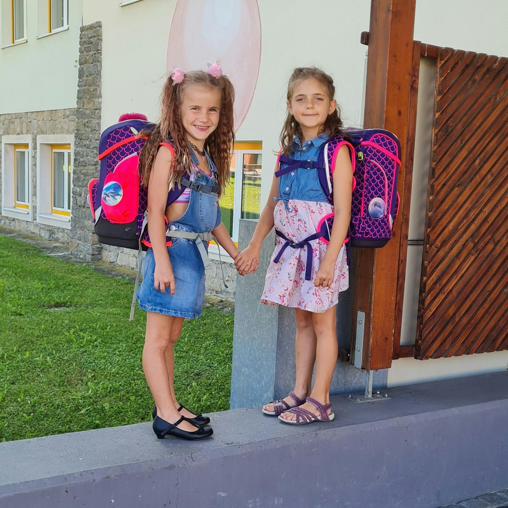 Luisa und Leona sind zwei von den 18.000 Taferlklassler, die am Montag mit der Schule starten.