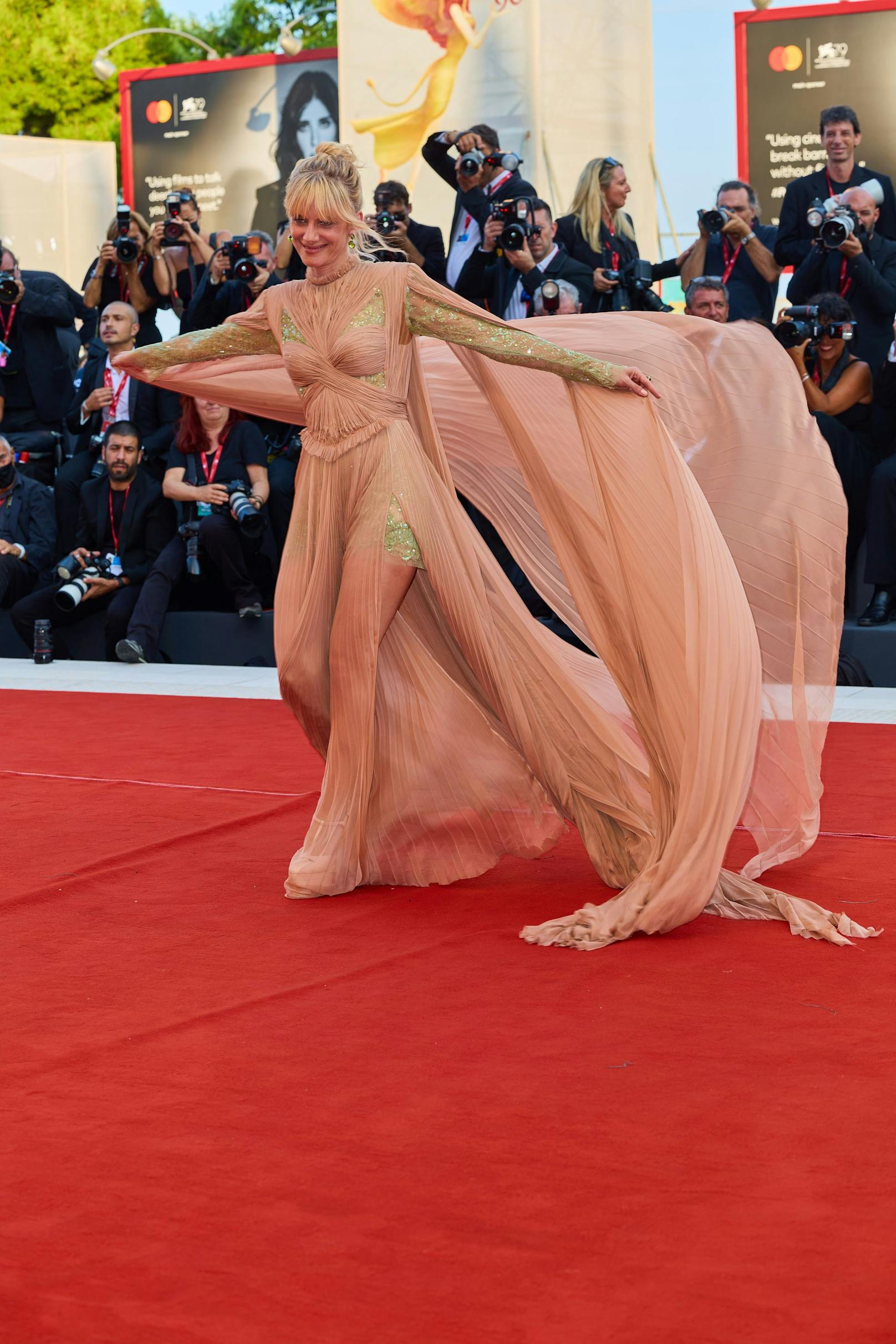 Schauspielerin Melanie Laurent wollte in ihrem Gucci-Kleid wohl davonfliegen.