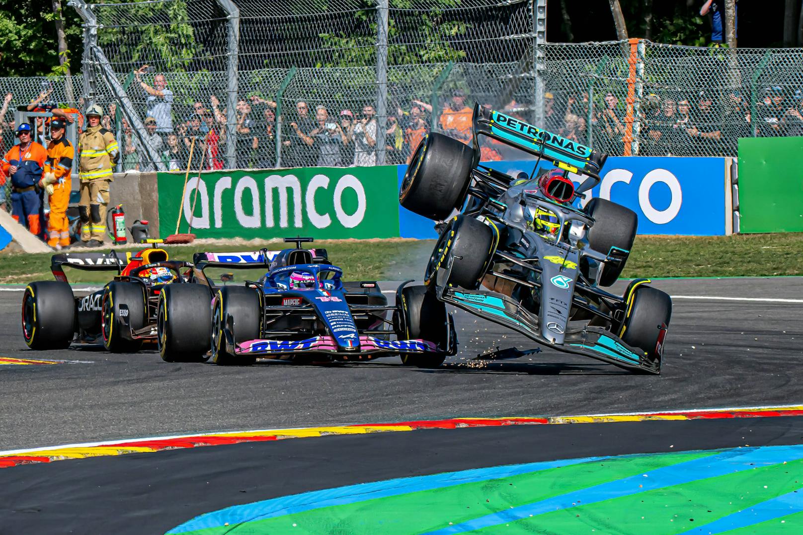 Auf Lewis Hamilton wirkten beim Crash mit Fernando Alonso enorme Kräfte. 