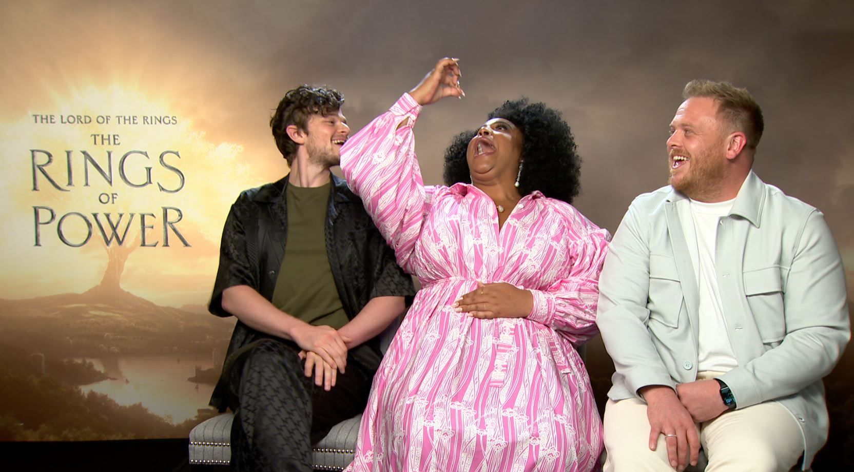 Robert Aramayo (Elrond), Sophia Nomvete und Owain Arthur (Prinz Durin IV) im <em>