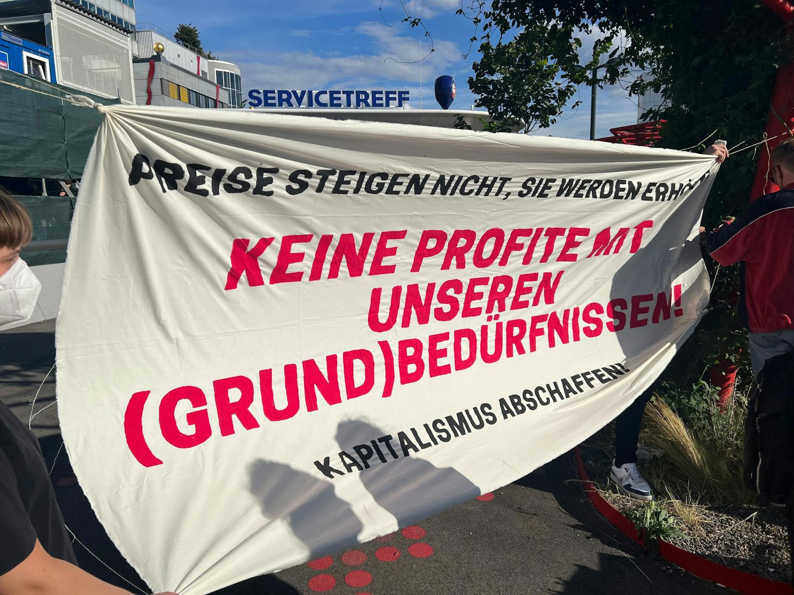 "Preise müssen runter" – am 1. September kam es zu einer Demonstration vor der Wien Energie Anlage in Spittelau.