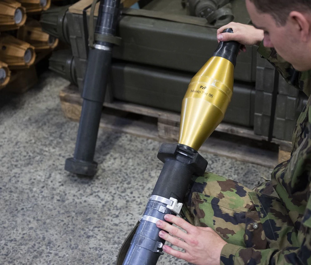 In einem umfangreichen Waffenarsenal eines Winterthurer Drogenhändlers fand die Polizei eine Panzerfaust. (Symbolbild)