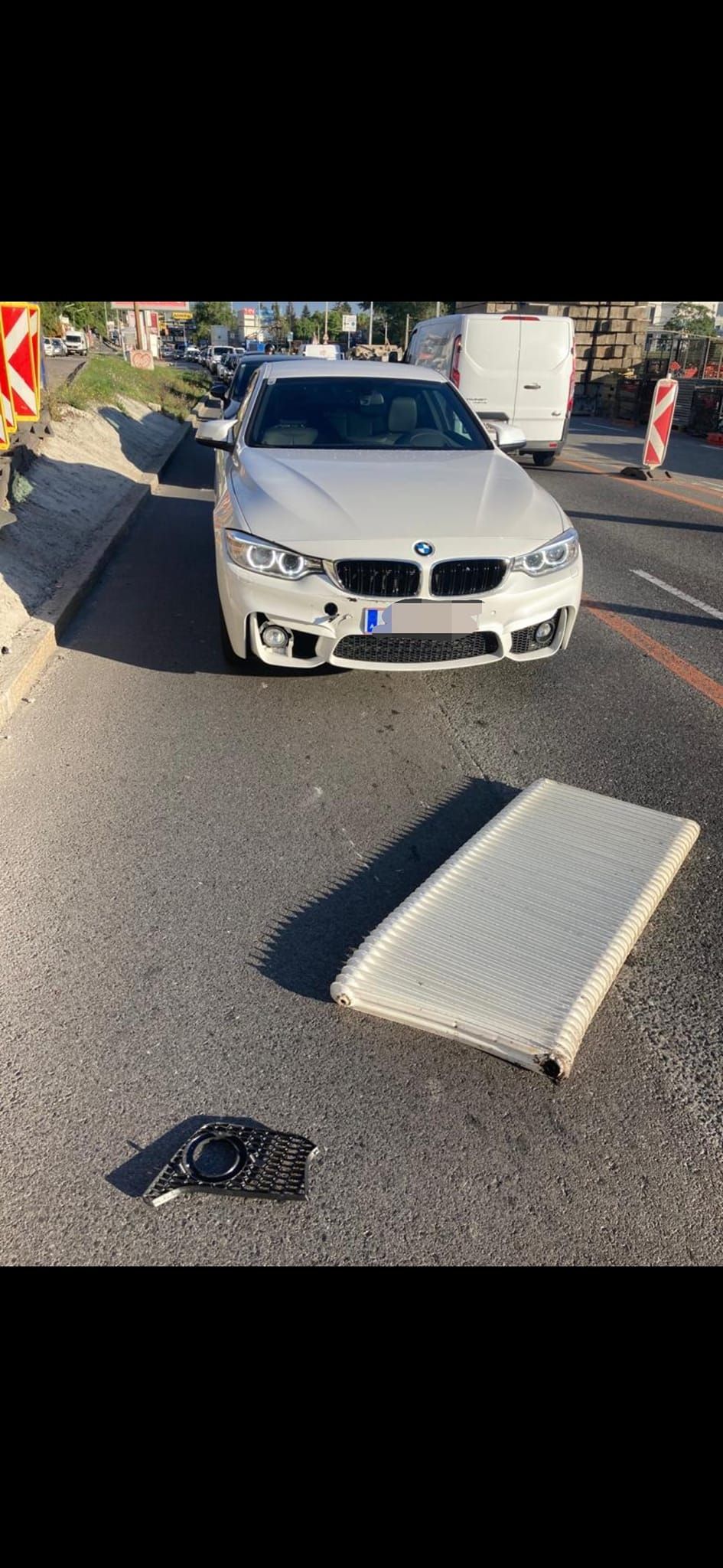 Bauarbeiter warfen den Heizkörper auf das vorbei fahrende Auto.