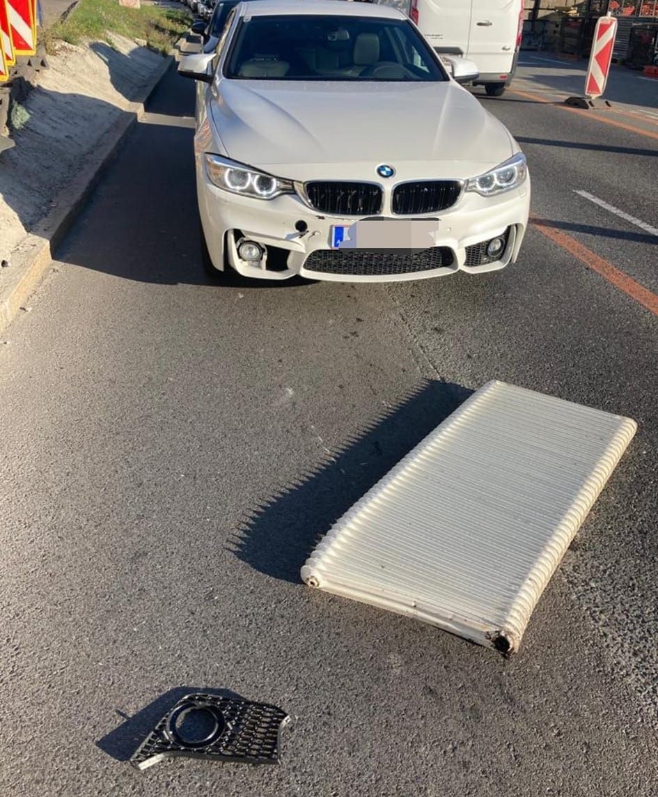 Bauarbeiter warfen den Heizkörper auf das vorbei fahrende Auto.