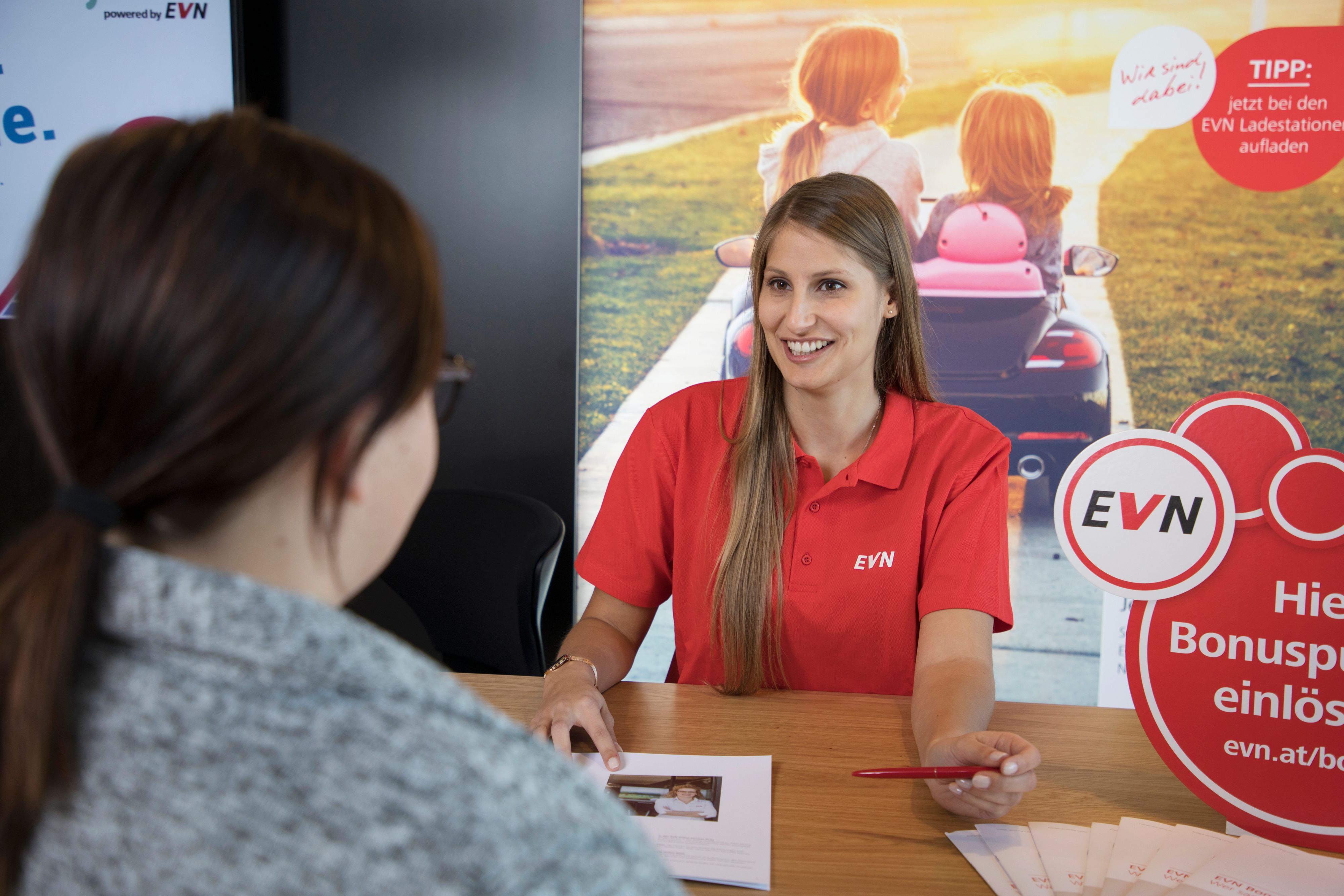EVN Mitarbeiterin Bettina Peinsipp im Kundengespräch