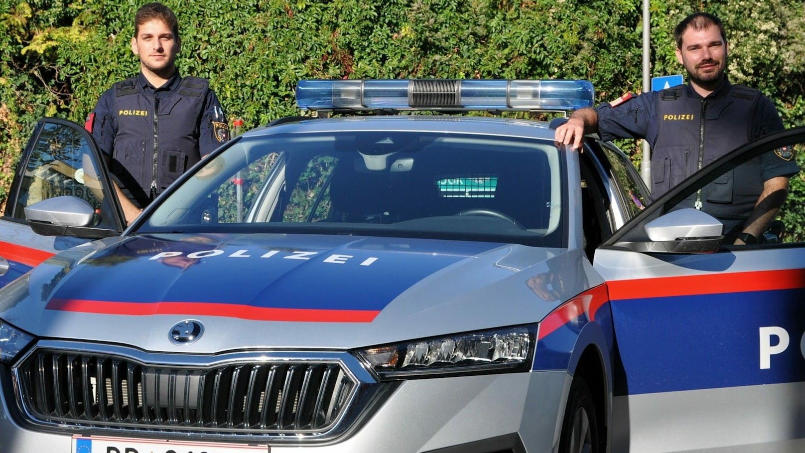 Die Polizisten Franz Gruber (li.) und Daniel Huber retteten den 76-Jährigen aus seinem Haus.