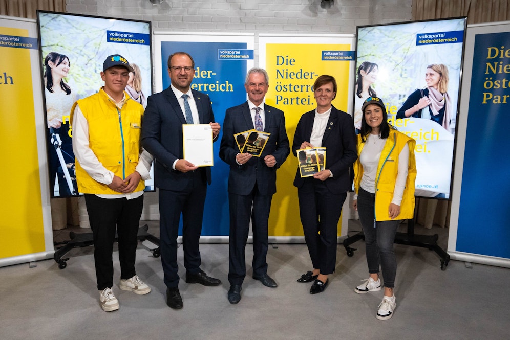 Informierten über diverse Förderungen: Mistelbachs Bezirksparteiobmann Landtagspräsident Karl Wilfing, VPNÖ-Landesgeschäftsführer Bernhard Ebner und Pöchlarns Stadträtin Barbara Kainz