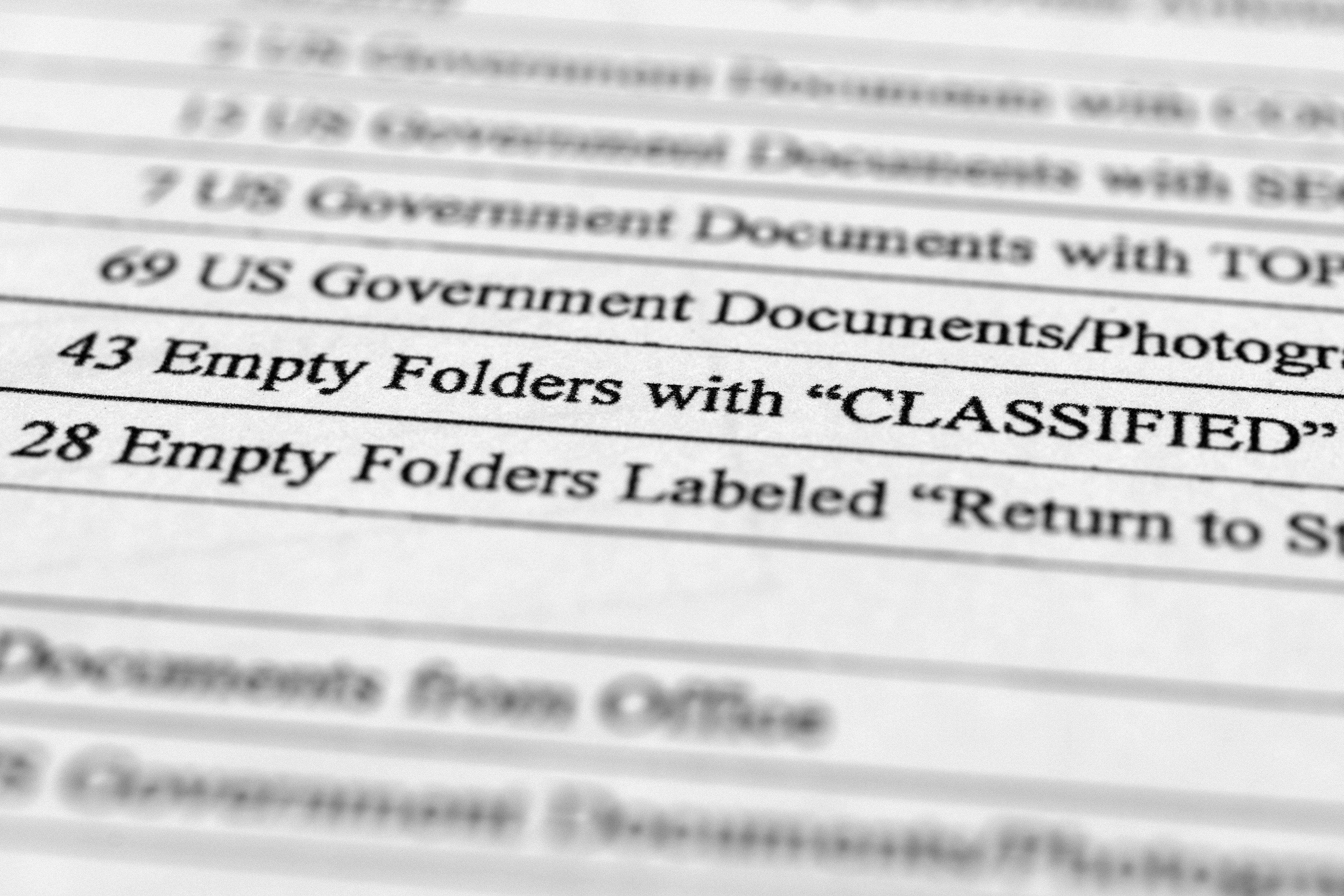 Eine Seite aus einer FBI-Eigentumsliste von Gegenständen, die auf dem Anwesen des ehemaligen Präsidenten Donald Trump in Mar-a-Lago beschlagnahmt und vom Justizministerium veröffentlicht wurden, wird am Freitag, 2. September 2022, fotografiert. FBI-Agenten, die das Haus durchsuchten, fanden leere Ordner, die mit Verschlusssiegeln gekennzeichnet waren. Das Inventar zeigt in groben Zügen den Inhalt der 33 Kisten, die bei der Durchsuchung am 8. August mitgenommen wurden.