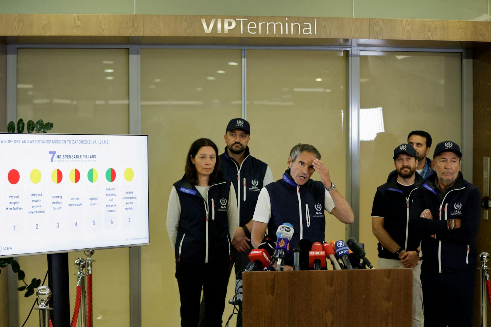 Bei seiner Rückkehr nach Wien gab Grossi bereits am Flughafen eine erste Pressekonferenz, um über die gemachten Beobachtungen und mögliche Gefahren zu informieren.