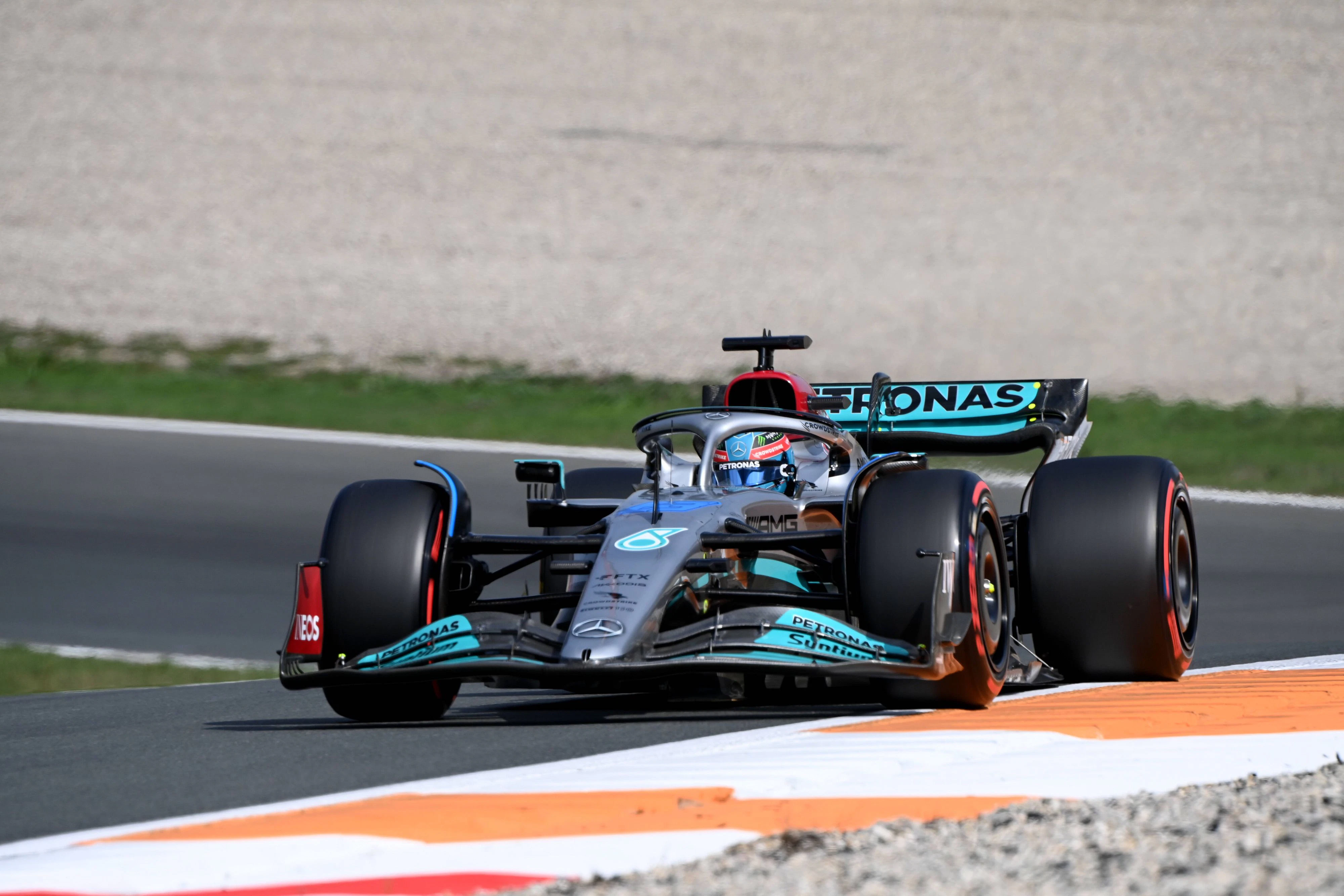 Mercedes dominiert das erste Training.