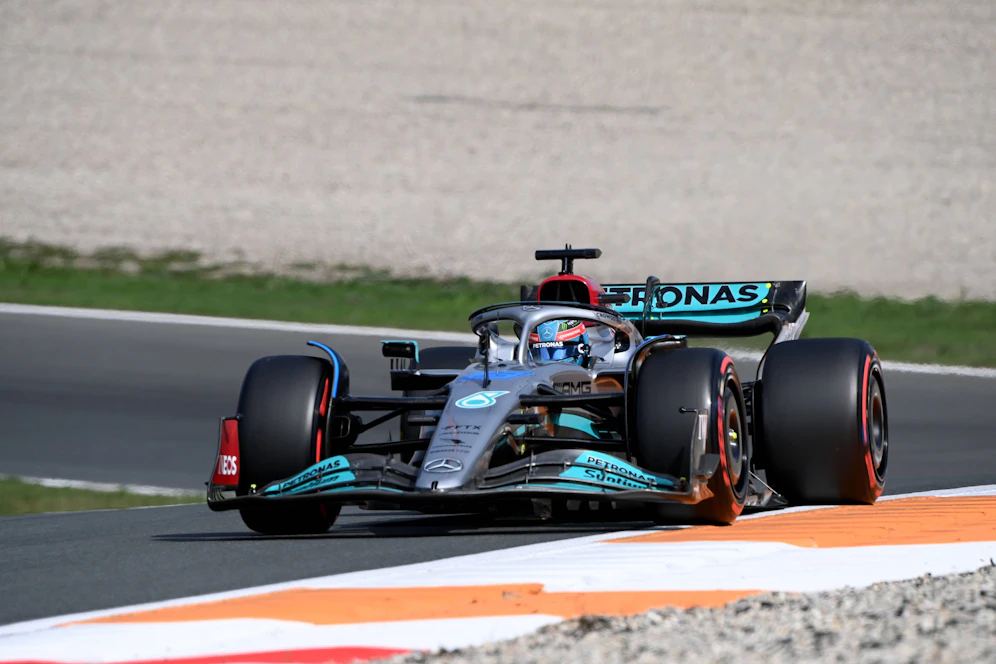 Mercedes dominiert das erste Training.