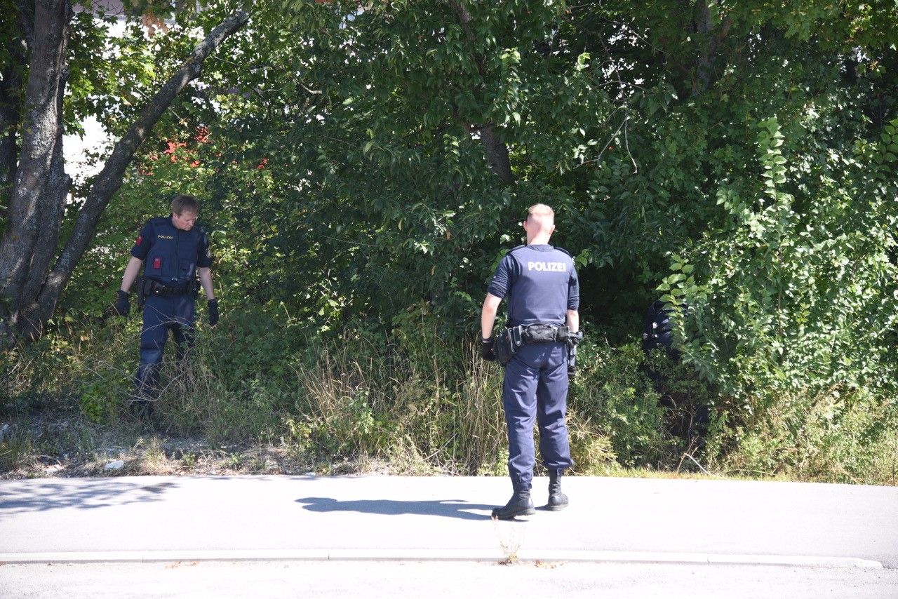 Die Polizei sucht derzeit das Gebiet rund um das Haus in Oberwaltersdorf ab.