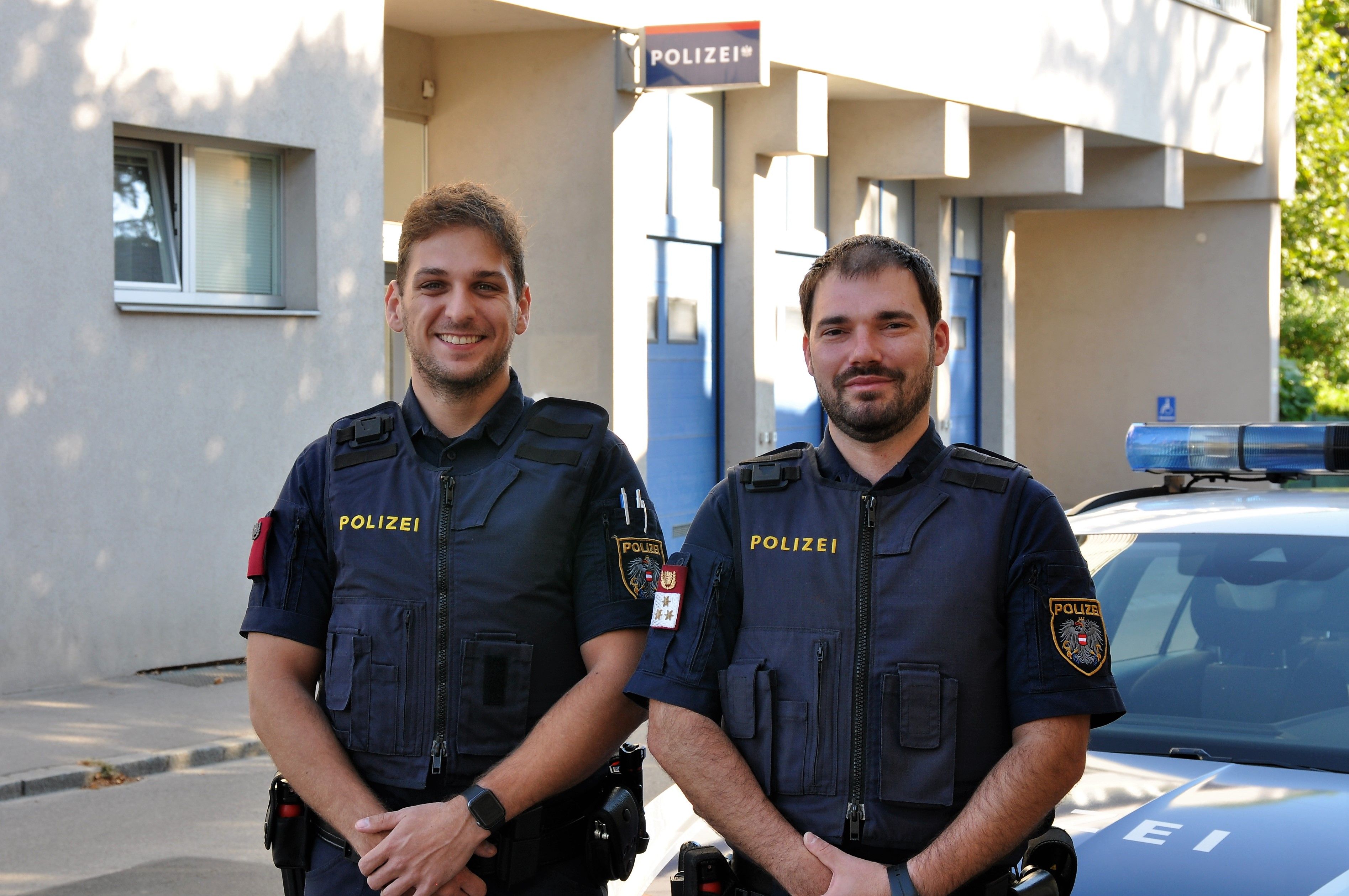 Die Polizisten Franz Gruber und rechts Daniel Huber retteten einen 76-Jährigen vor dem Feuertod.