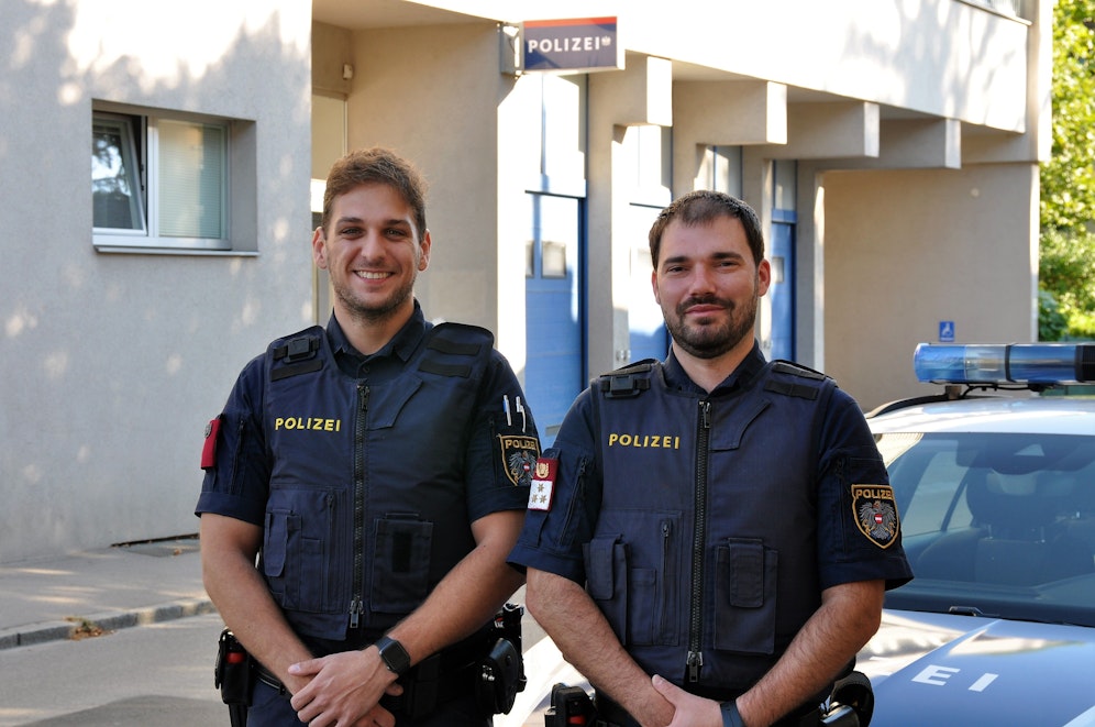 Die Polizisten Franz Gruber und rechts Daniel Huber retteten einen 76-Jährigen vor dem Feuertod.