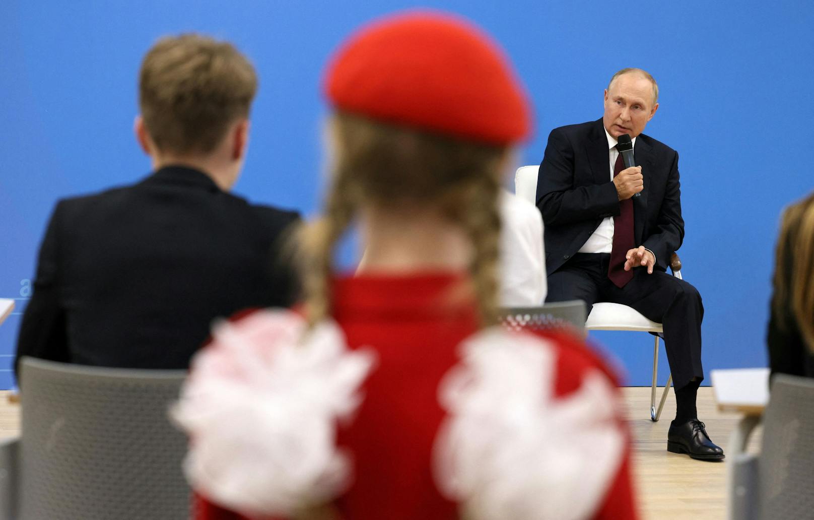 Wladimir Putin sprach mit Muster-Schülern über "wichtige Dinge". Britische Medien sprechen von "Gehirnwäsche."