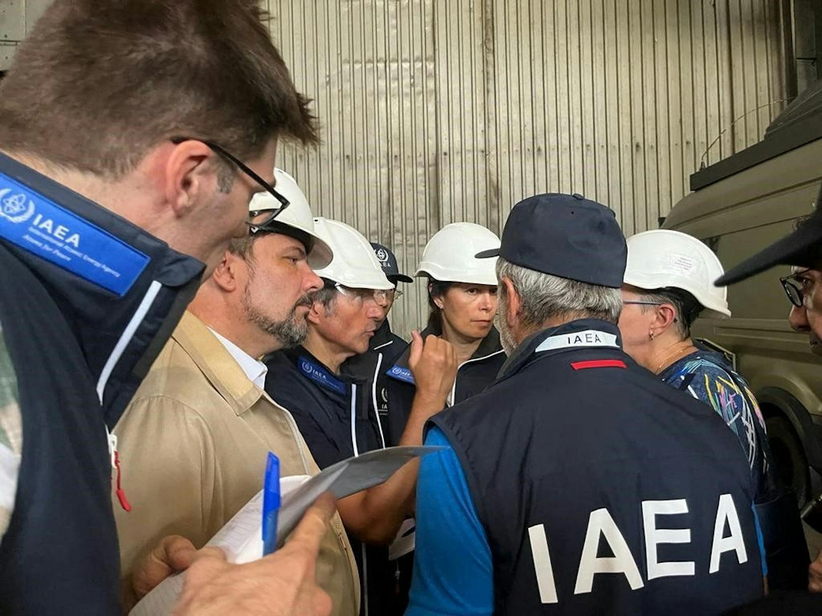Das Team der IAEA-Inspektoren unter der Führung von Generaldirektor Rafael Grossi auf dem Gelände des russisch-kontrollierten AKW Saporischschja in der Ukraine am 1. September 2022.