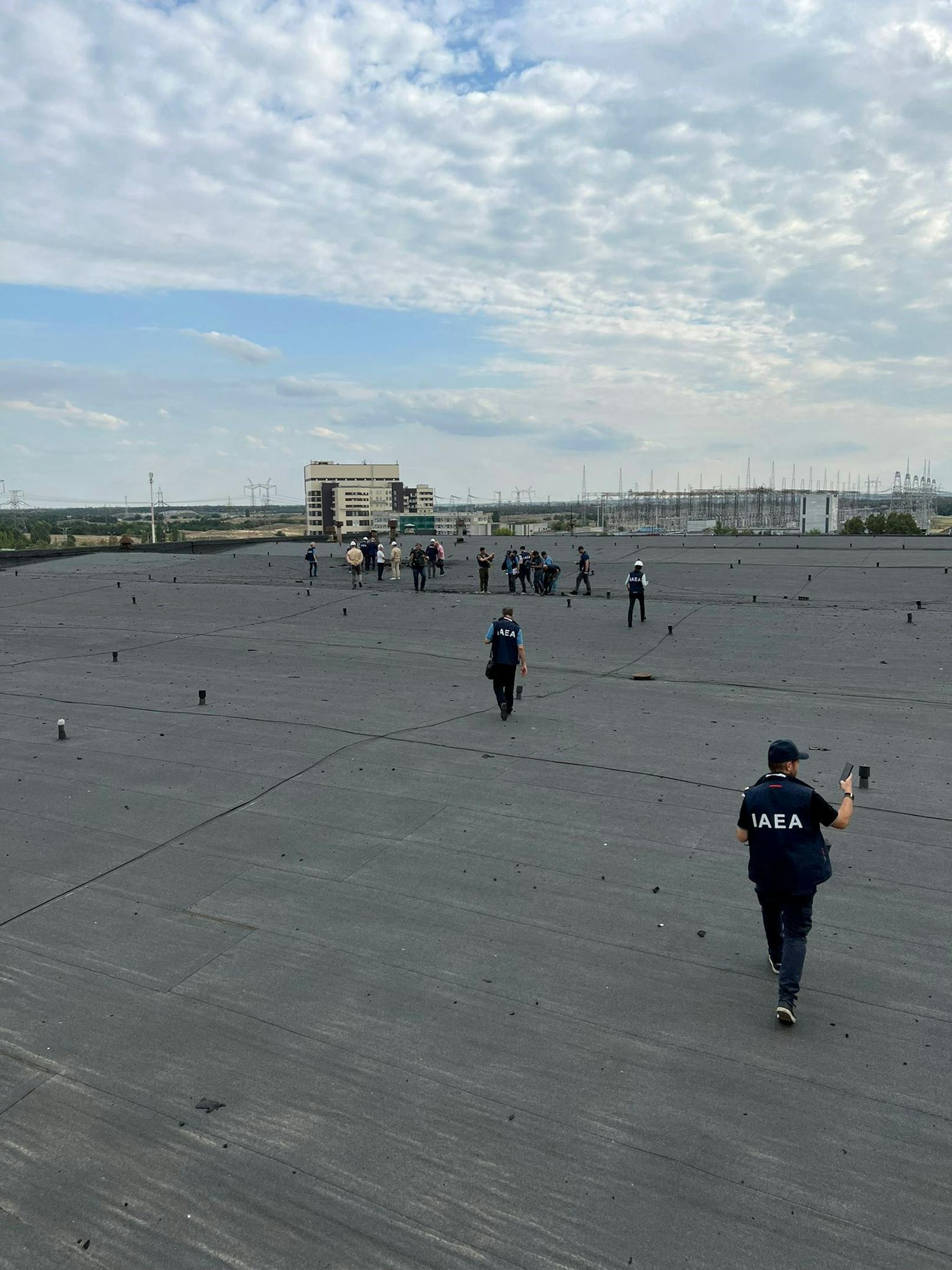 Das Team der IAEA-Inspektoren unter der Führung von Generaldirektor Rafael Grossi auf dem Gelände des russisch-kontrollierten AKW Saporischschja in der Ukraine am 1. September 2022.