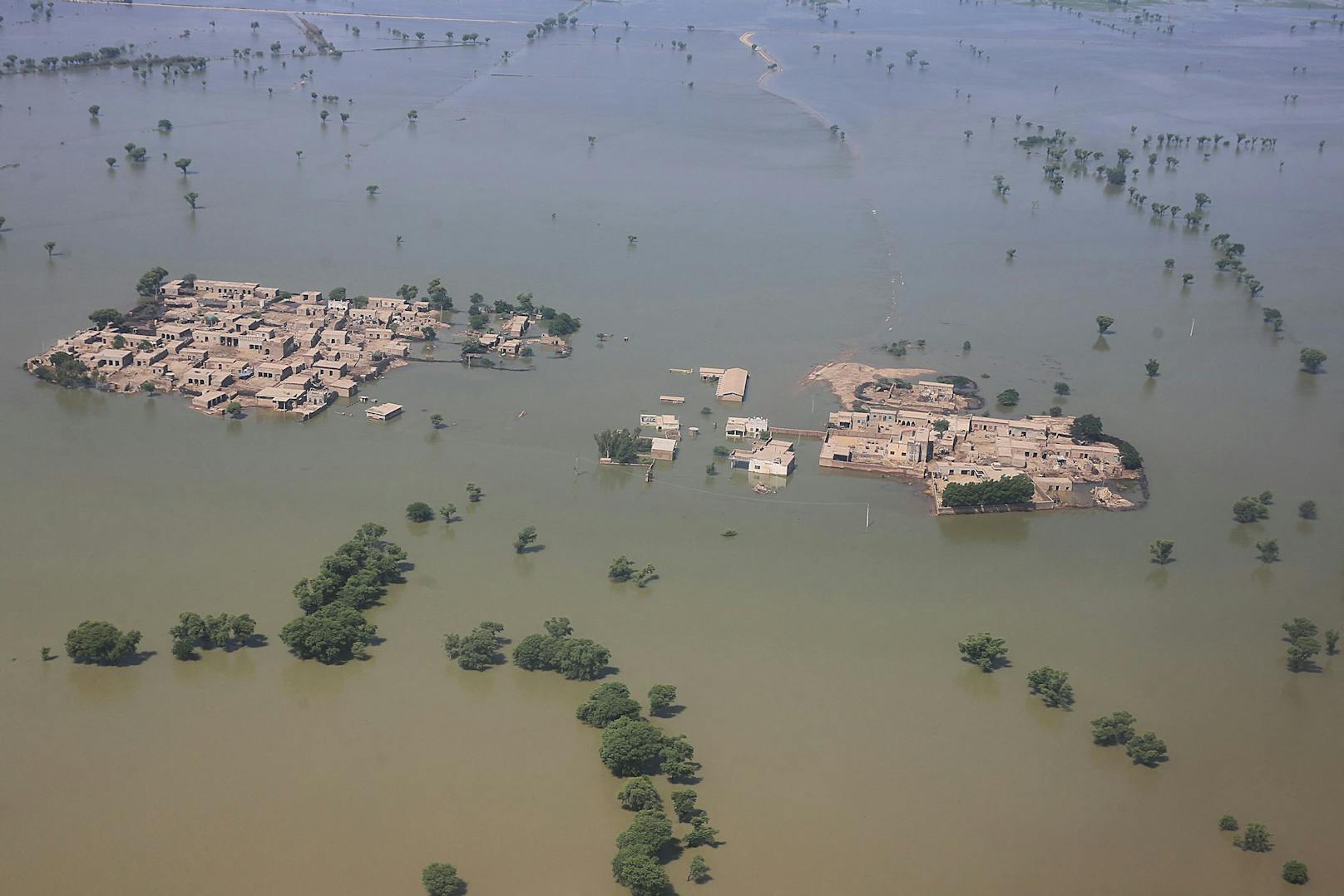 Sturzfluten und Starkregen haben bereits über 1.200 Tote gefordert.