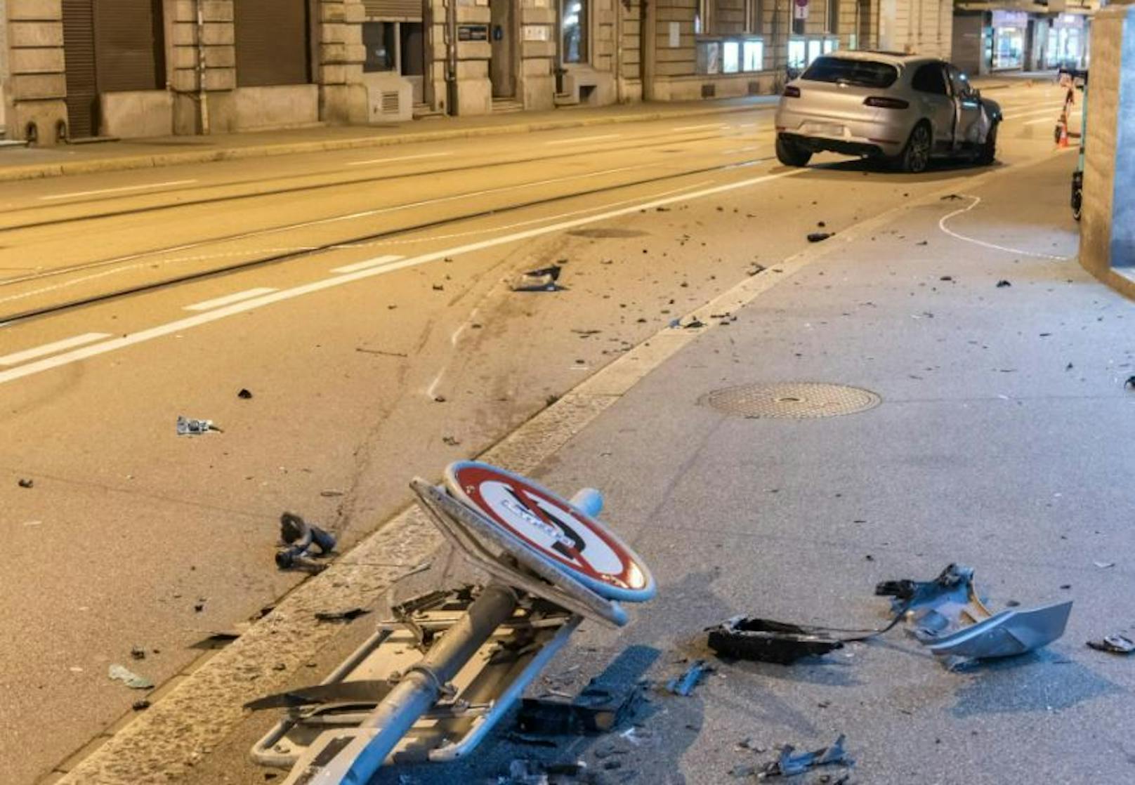 Laut der Stadtpolizei Zürich verlor der Fahrer die Herrschaft über sein leistungsstarkes Auto, schleuderte auf das Trottoir und kollidierte dort mit einer Signaltafel.