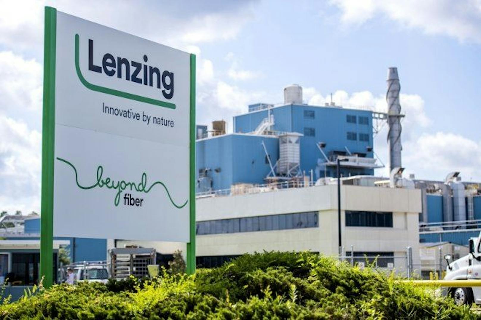 Die Lenzing AG muss die Produktion reduzieren, womöglich werden Mitarbeiter in Kurzarbeit geschickt.