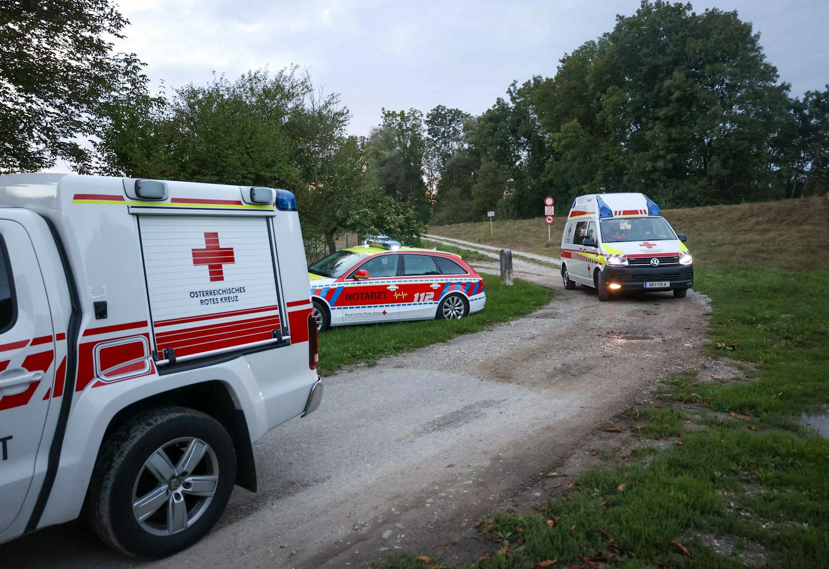 Schreckliche Tragödie in Oberösterreich! Ein kleiner Bub (11) wurde in Überackern aus einem Traktor geschleudert. Dabei wurde der Kopf des Kindes zwischen Dach und Straße eingeklemmt – für den Buben kam jede Hilfe zu spät.