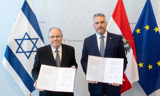 Karl Nehammer unterzeichnete am Freitag ein "Memorandum of Understanding" für eine mehrjährige Zusammenarbeit zwischen der Republik Österreich und Yad Vashem.