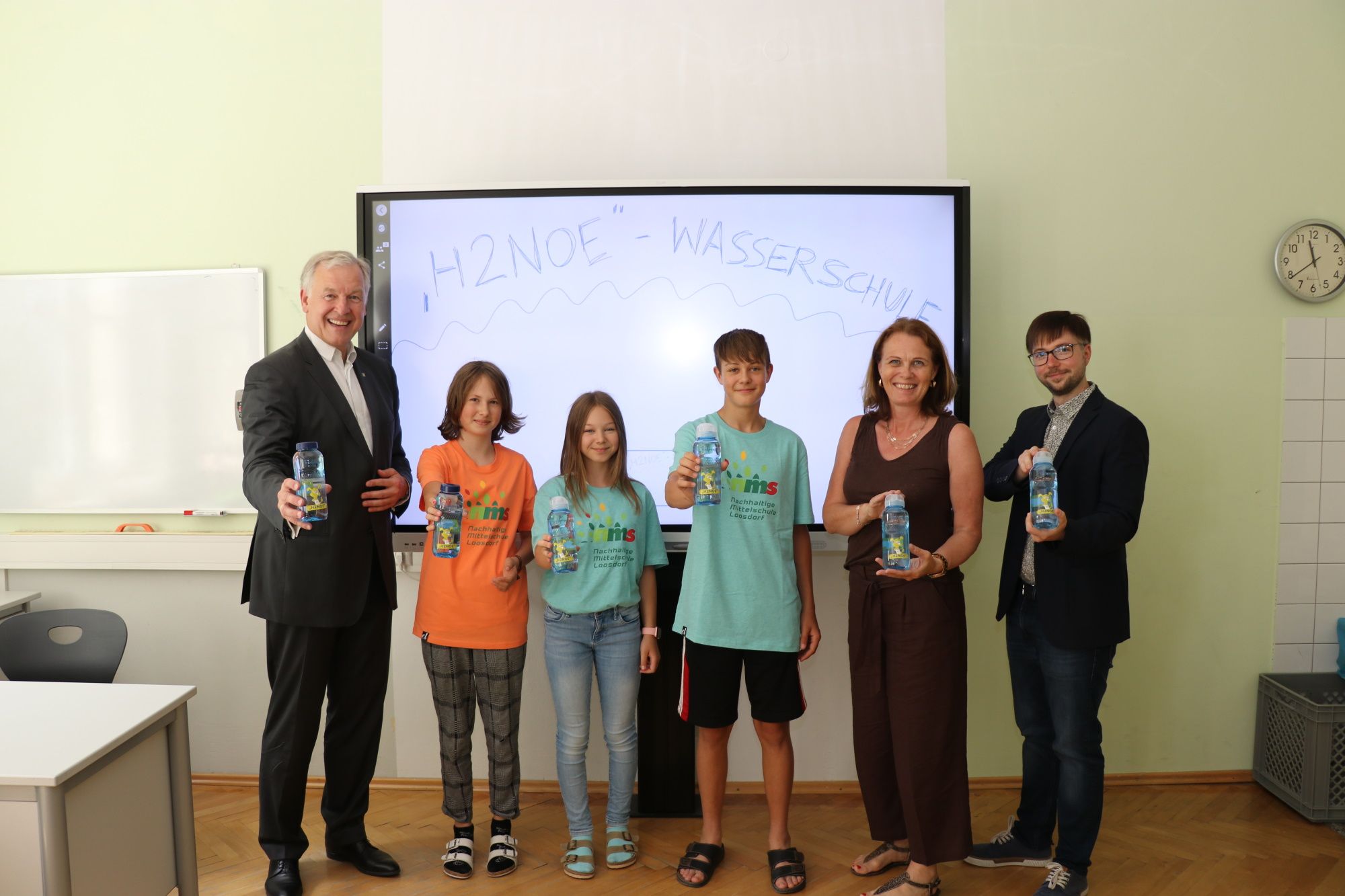 Landesrat Martin Eichtinger (l.) zu Besuch in der „H2NOE“-Wasserschule NMS (Nachhaltige Mittelschule) Loosdorf bei Direktorin Silvia Guckler (2.v.r.) und „H2NOE“-Pädagoge Matthias Gölß (r.)