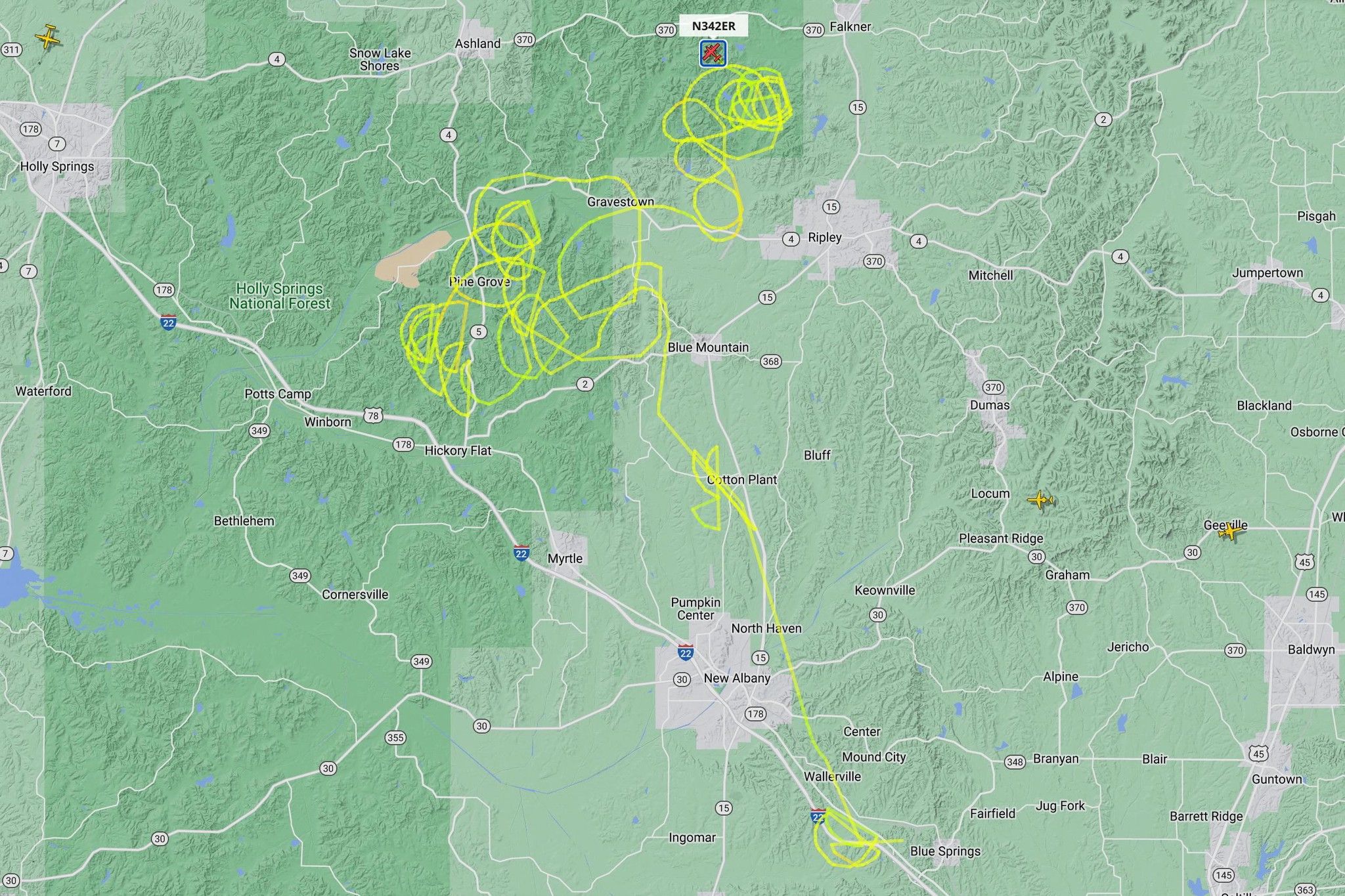 Die Flugbahn eines kleinen zweimotorigen Passagierflugzeugs vom Typ Beech C90A ist zu sehen, nachdem sein Pilot gedroht hatte, absichtlich in einen Walmart in Mississippi zu stürzen, wie die örtliche Polizei in Tupelo, Mississippi, USA, am 3. September 2022 mitteilte.