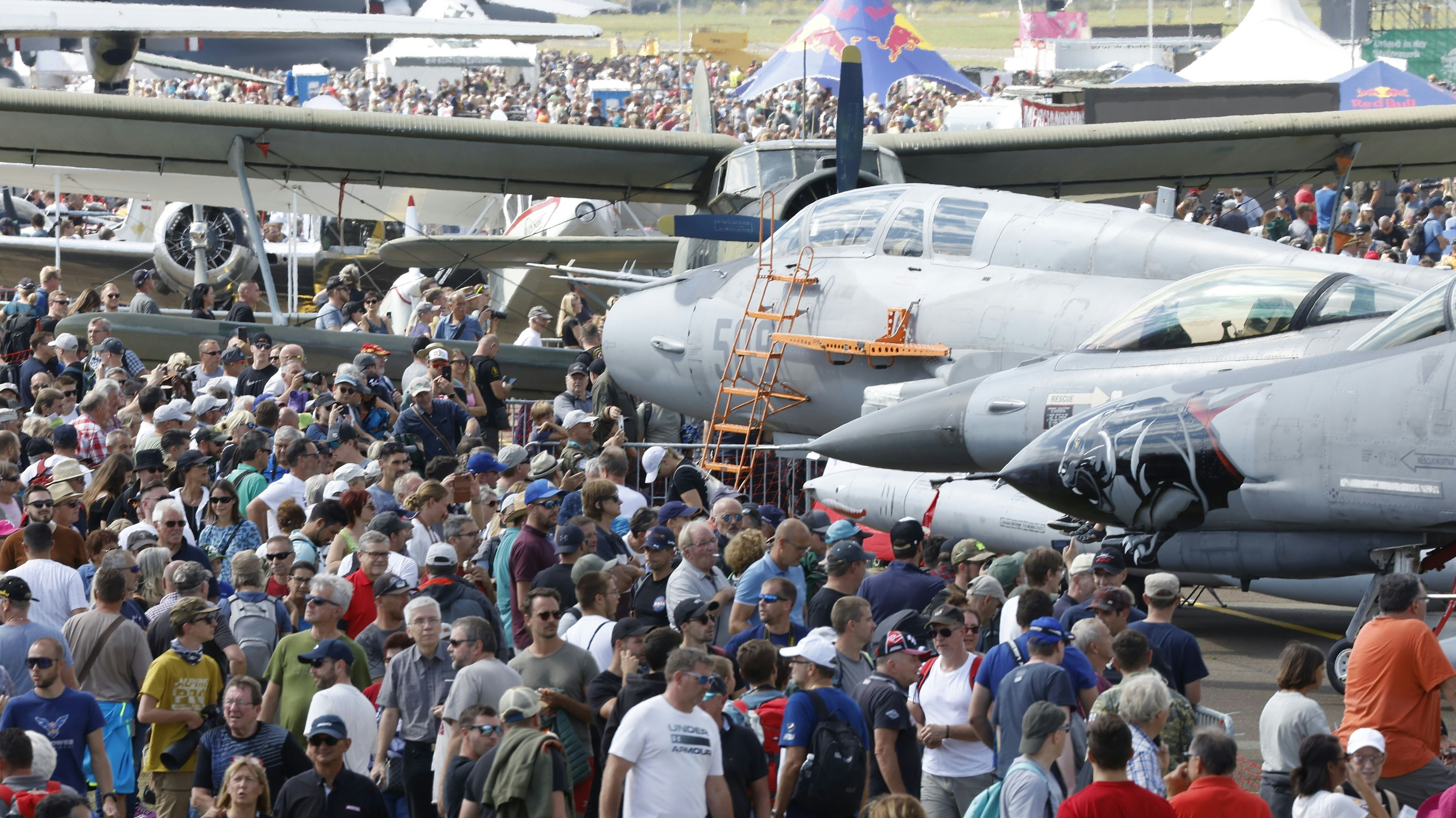 Download von www.picturedesk.com am 03.09.2022 (19:31).  ABD0101_20220902 - ZELTWEG - ÖSTERREICH: Zuschauer anl. der Flugshow "Airpower 2022" am Freitag, 02. September 2022, in Zeltweg. - FOTO: APA/ERWIN SCHERIAU - 20220902_PD4009 - Rechteinfo: Rights Managed (RM)