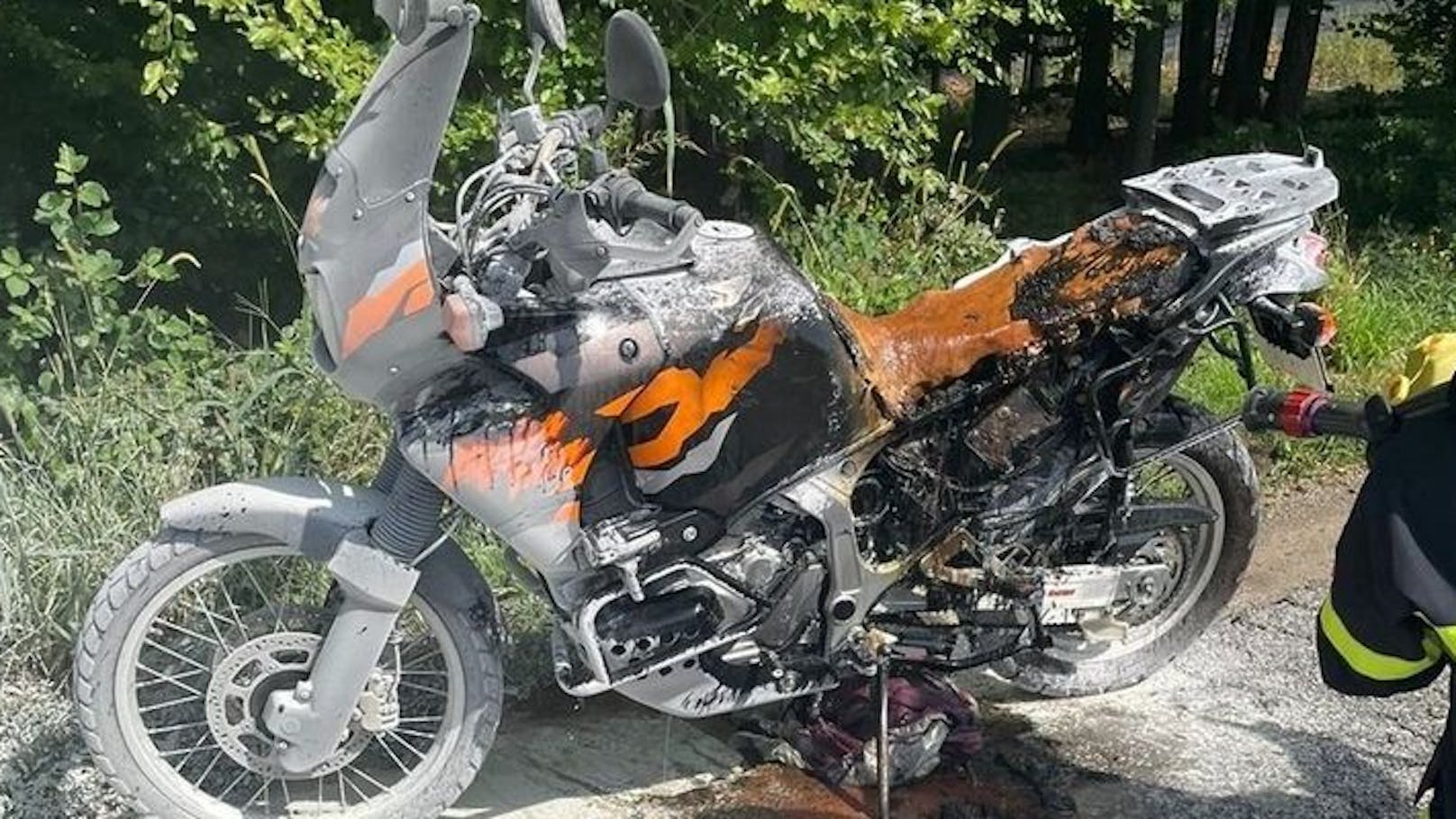 Aus noch unbekannter Ursache begann das Motorrad auf der Breiteggerstraße (Bezirk Weiz) plötzlich zu brennen.