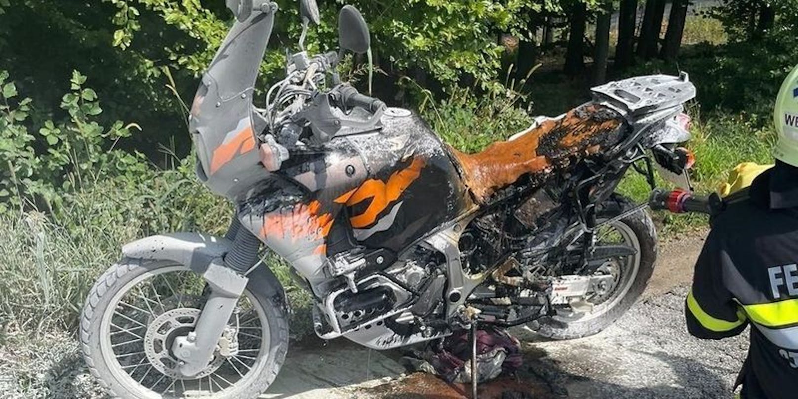 Motorrad von Steirer fängt während Fahrt an zu brennen