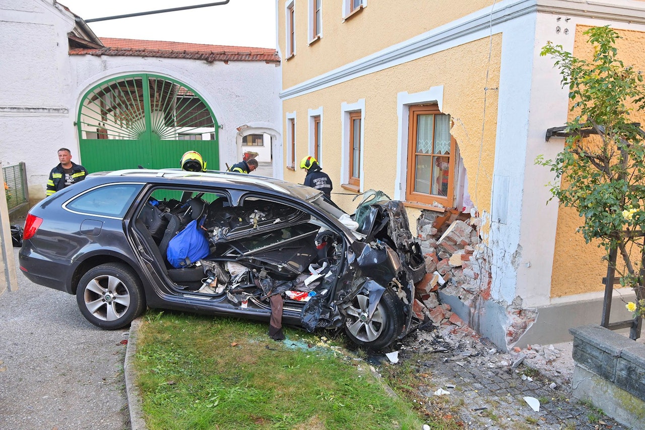 Heute.at - 2 Tote bei Horror-Crash – PKW schlägt Loch in Wohnhaus