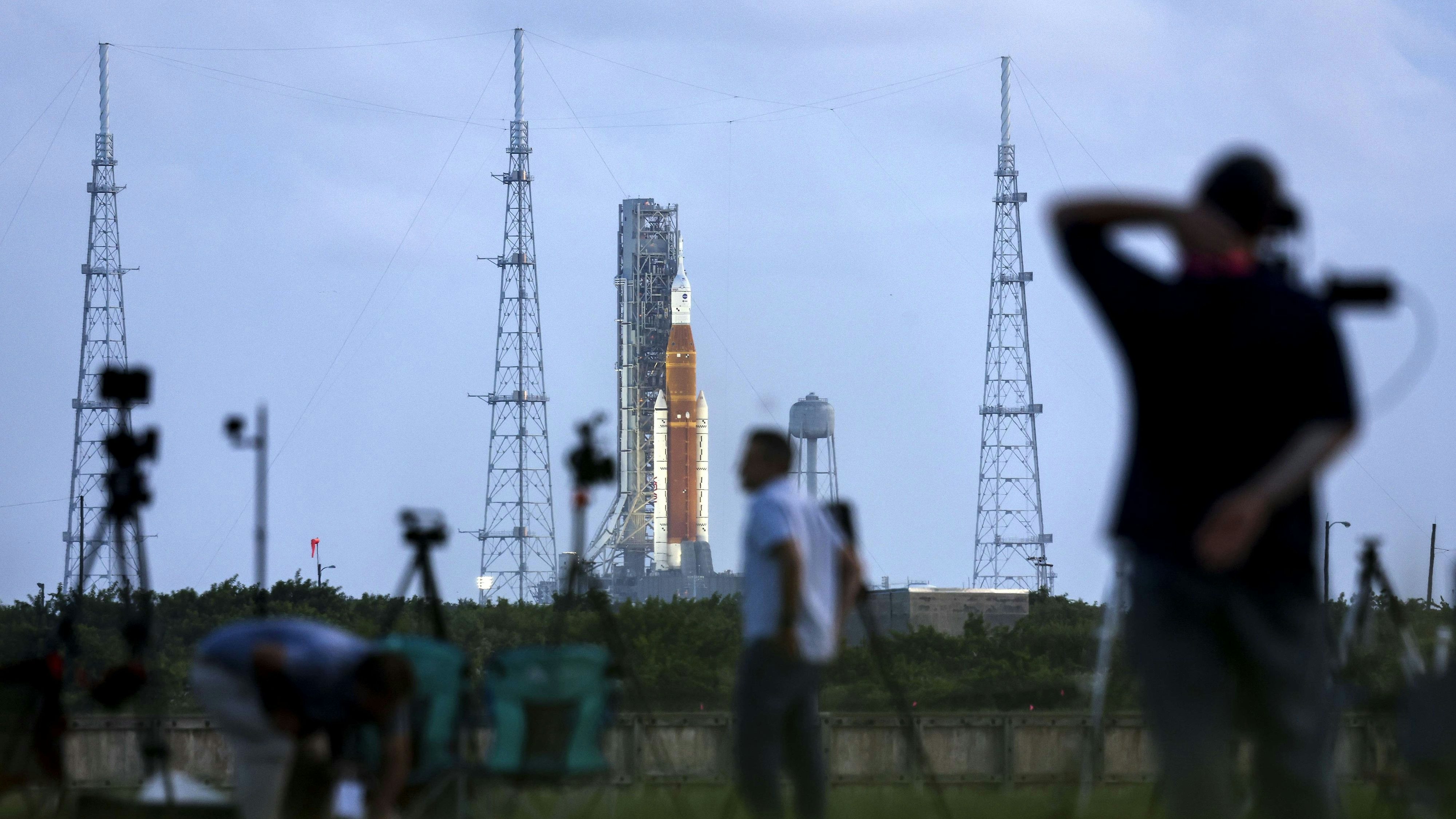 Download von www.picturedesk.com am 03.09.2022 (15:13).  CAPE CANAVERAL, FLORIDA - SEPTEMBER 03: Members of the media setup as NASA's Artemis I rocket sits on launch pad 39-B at Kennedy Space Center on September 03, 2022 in Cape Canaveral, Florida. NASA is scheduled to launch Artemis I today starting at 2:17pm, after the first attempt was scrubbed due to an engine issue. Kevin Dietsch/Getty Images/AFP.== FOR NEWSPAPERS, INTERNET, TELCOS & TELEVISION USE ONLY == - 20220903_PD3686 - Rechteinfo: Rights Managed (RM) Fotografische Urheberrechte sind garantiert. Der Kunde selbst hat insbesondere die Persönlichkeitsrechte der abgebildeten Personen in eigener Verantwortung zu beachten (AGBs Punkt 5). Nur für redaktionelle Nutzung durch Tageszeitungen und Onlinemedien!