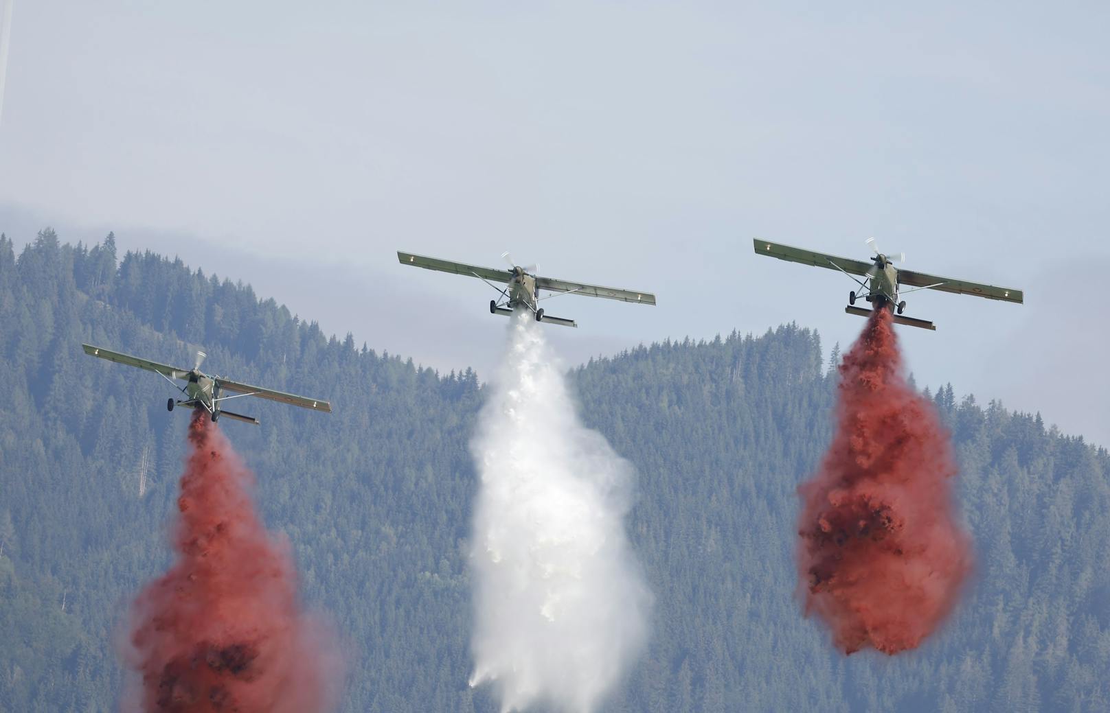 PC-6 Porter Flächenflugzeuge mit einem Wasserabwurf in Rot-Weiß-Rot