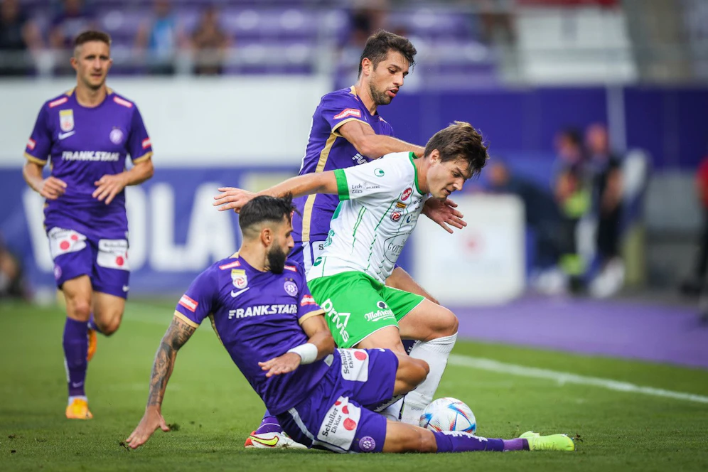 Austria-Kapitän Lukas Mühl spricht die Defensiv-Schwächen an. 