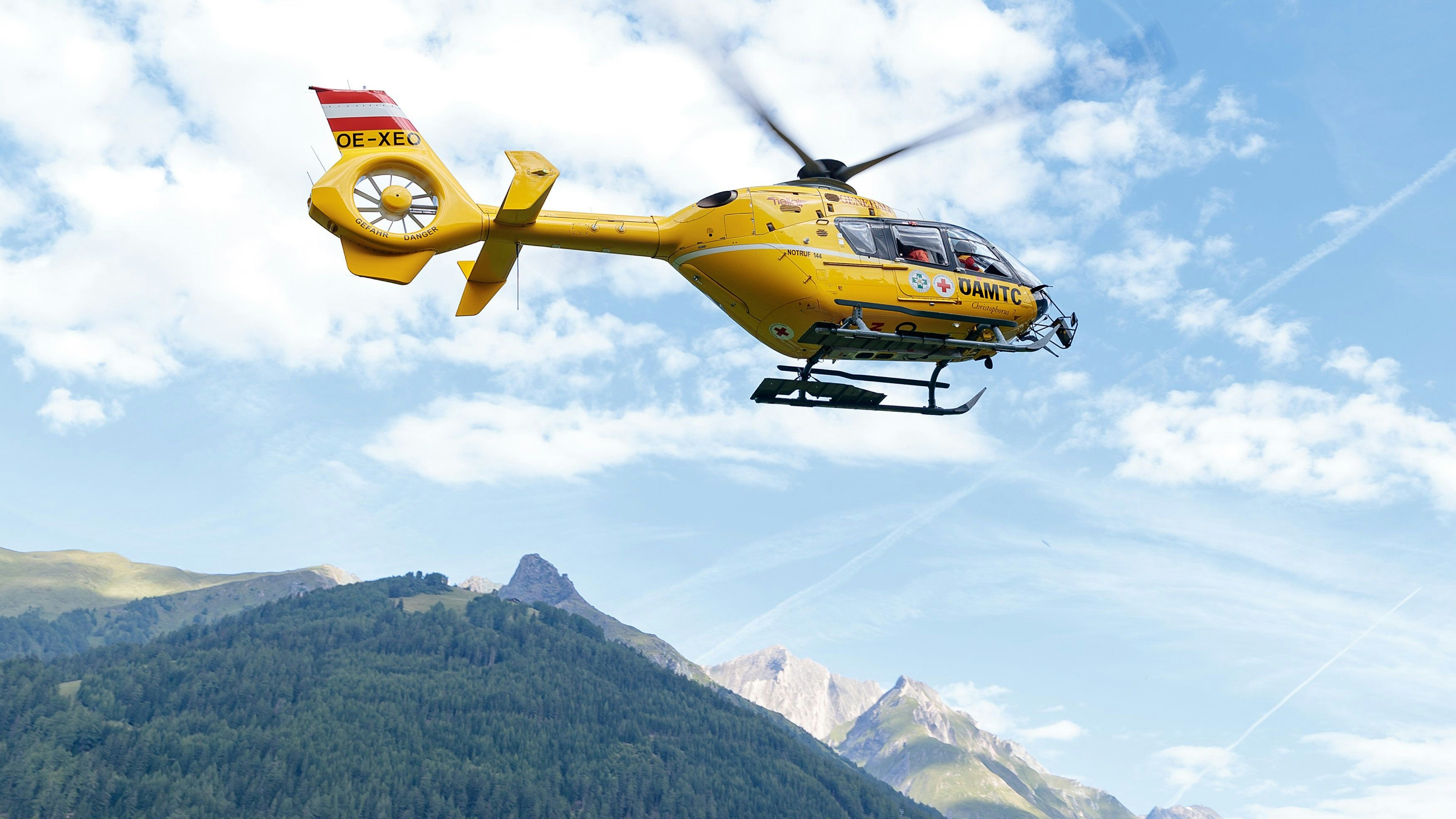 Download von www.picturedesk.com am 03.09.2022 (18:31).  23.07.2017, Kals am Grossglockner, AUT, Alpinunfall, Person in Gletscherspalte am Teischnitzkees gestürzt, zu Presse Leitstelle-Tirol vom 23.07.2017 um 7:40, Einsatzcode: ALP-SPALTE, Einsatztext: Bergnotfall Personen in Spalte gestürzt, Einsatzort: 9981 Kals/Goßglockner Glocknergruppe, im Bild Notarzt Helikopter Christophorus 7 C7. EXPA Pictures © 2017, PhotoCredit: EXPA/ Johann Groder - 20170723_PD0512 - Rechteinfo: Rights Managed (RM)
