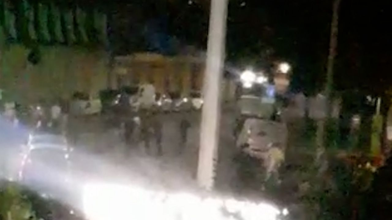 Eine Rauferei artete in der Nacht auf Samstag komplett aus. 