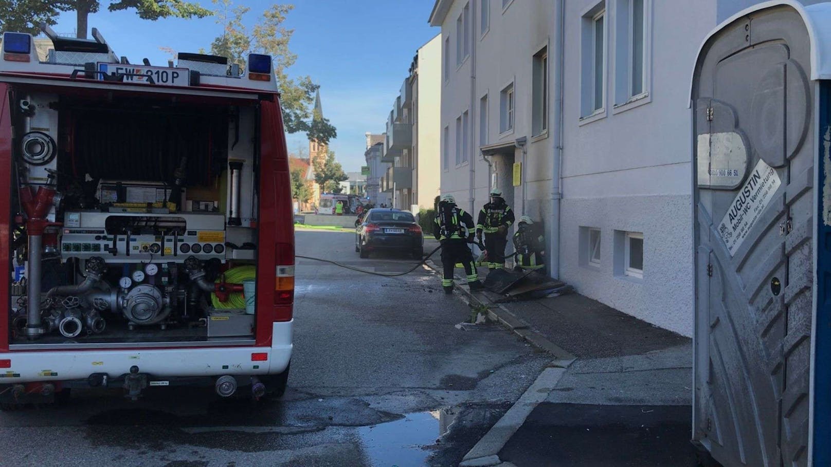 Die Feuerwehr rettete 13 Personen aus dem Wohnhaus.