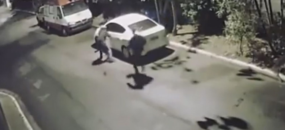 Das Video einer Überwachungskamera aus Brasilien geht gerade um die Welt.