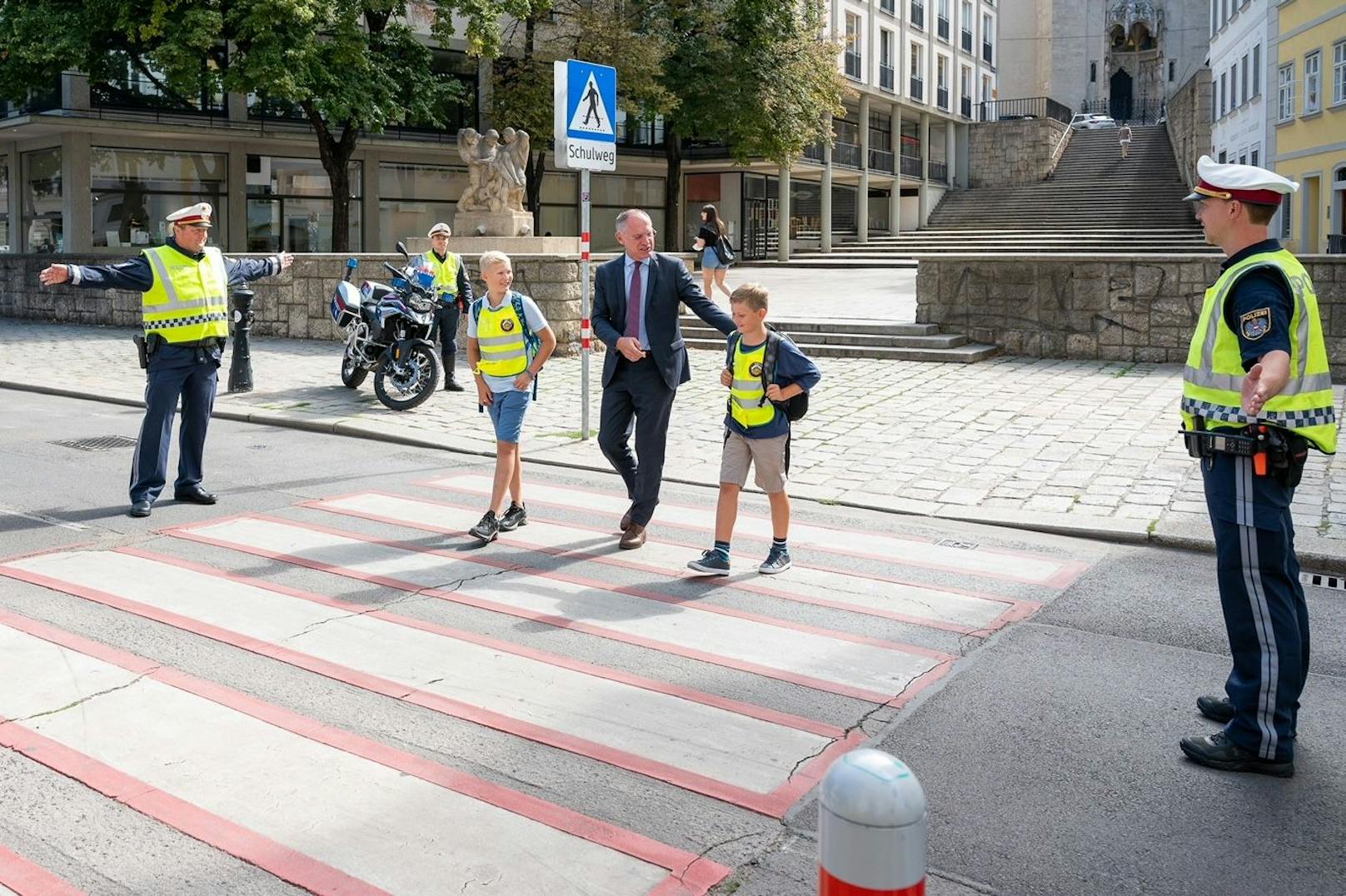 Sicher am Schulweg: Minister Gerhard Karner lobt Schülerlotsen und Polizei