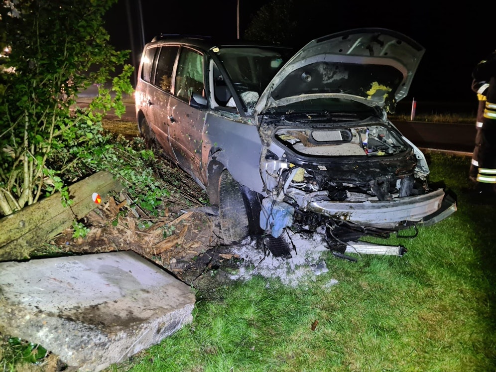 Der Lenker prallte mit voller Wucht gegen eine Zisterne.