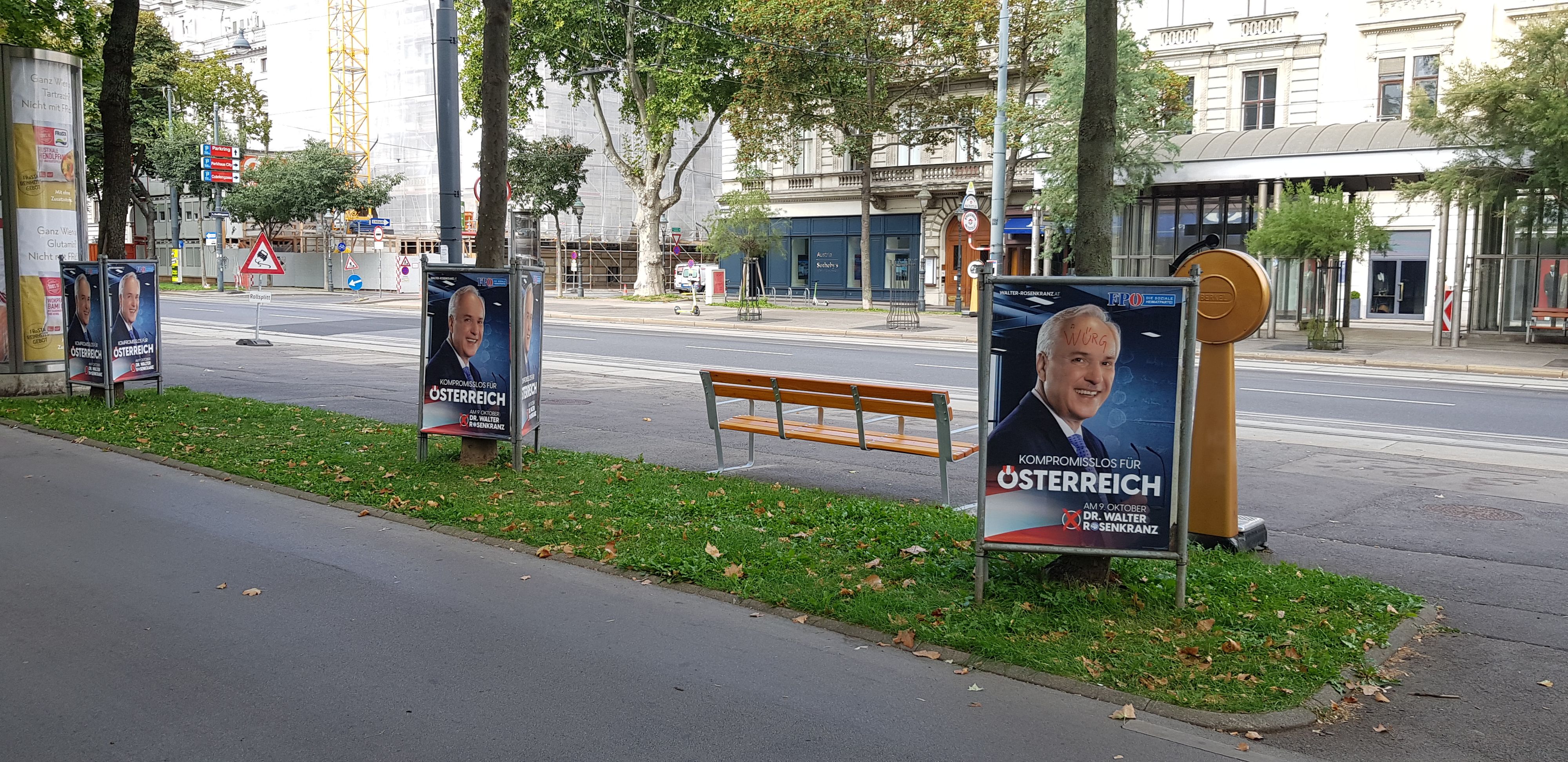 Kandidat Walter Rosenkranz stellt erste Dreiecksständer auf.