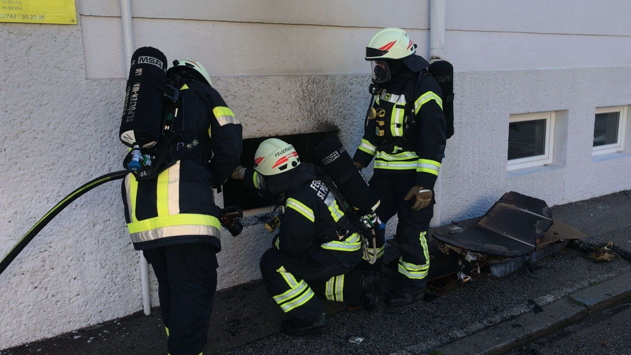 Die Feuerwehr rettete 13 Personen aus dem Wohnhaus.