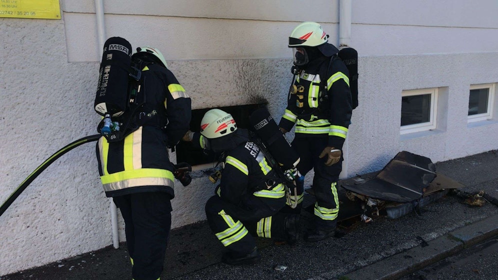Die Feuerwehr rettete 13 Personen aus dem Wohnhaus.