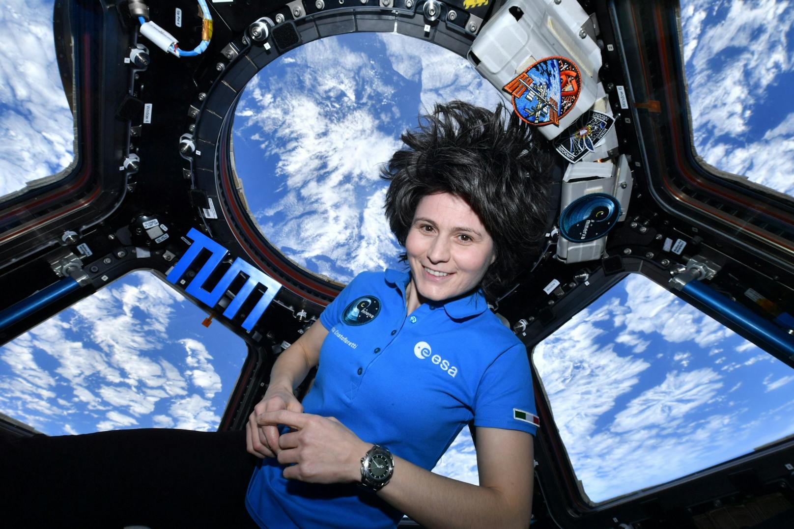 Die ehemalige Kampfpilotin der italienischen Luftwaffe wechselte im September 2009 zur Europäischen Weltraumagentur ESA. Im November 2014 startete Samantha Cristoforetti im Rahmen der Minerva-Mission als erste Italienerin ins All.