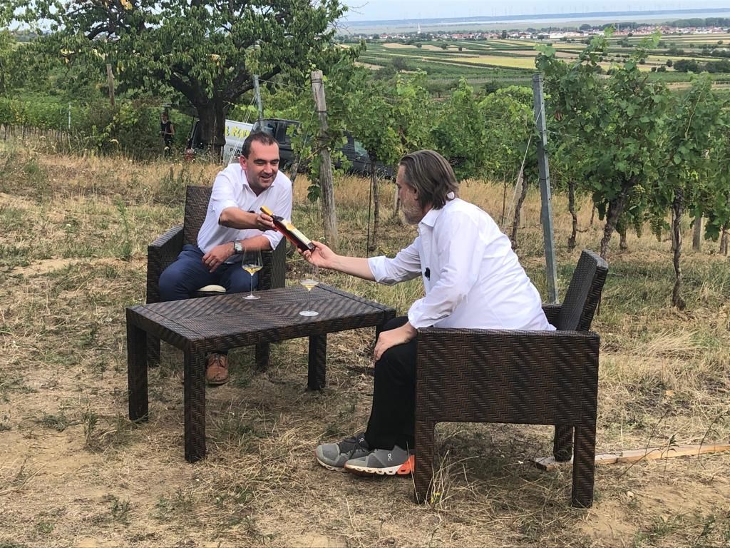 Weintourismus-Chef Herbert Oschep (l.) mit Schauspiel-Gigant Nicholas Ofczarek