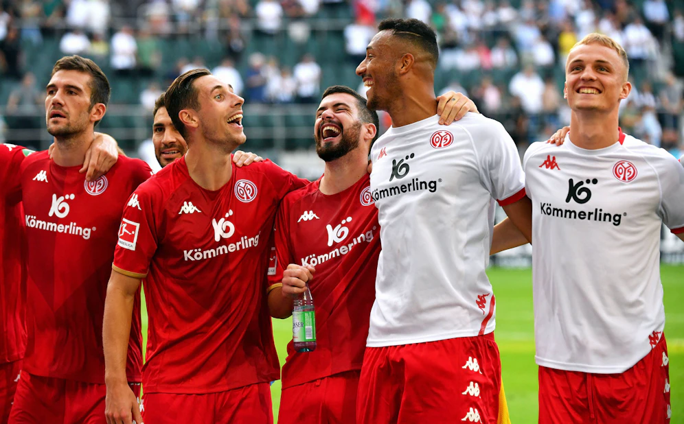 Karim Onisiwo (Zweiter von rechts) feiert mit seinen Kollegen den Sieg.