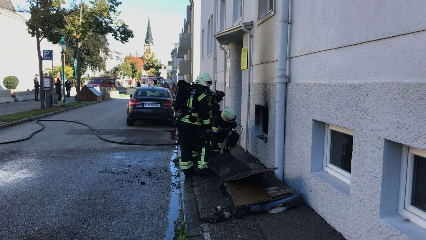 Die Feuerwehr rettete 13 Personen aus dem Wohnhaus.