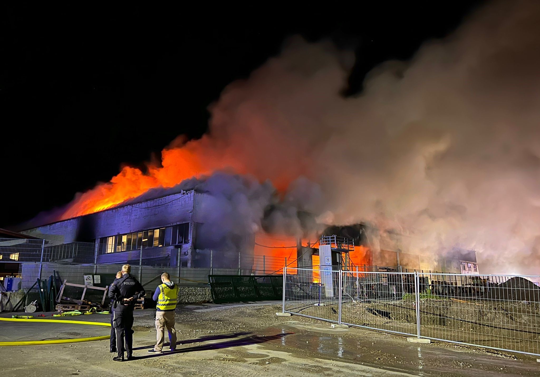 Der Brand brach in den frühen Morgenstunden aus. 